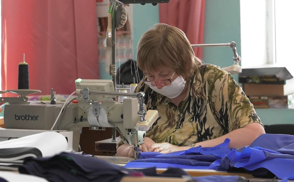 Сахалинская швейная фабрика попала на доску почета Минпромторга