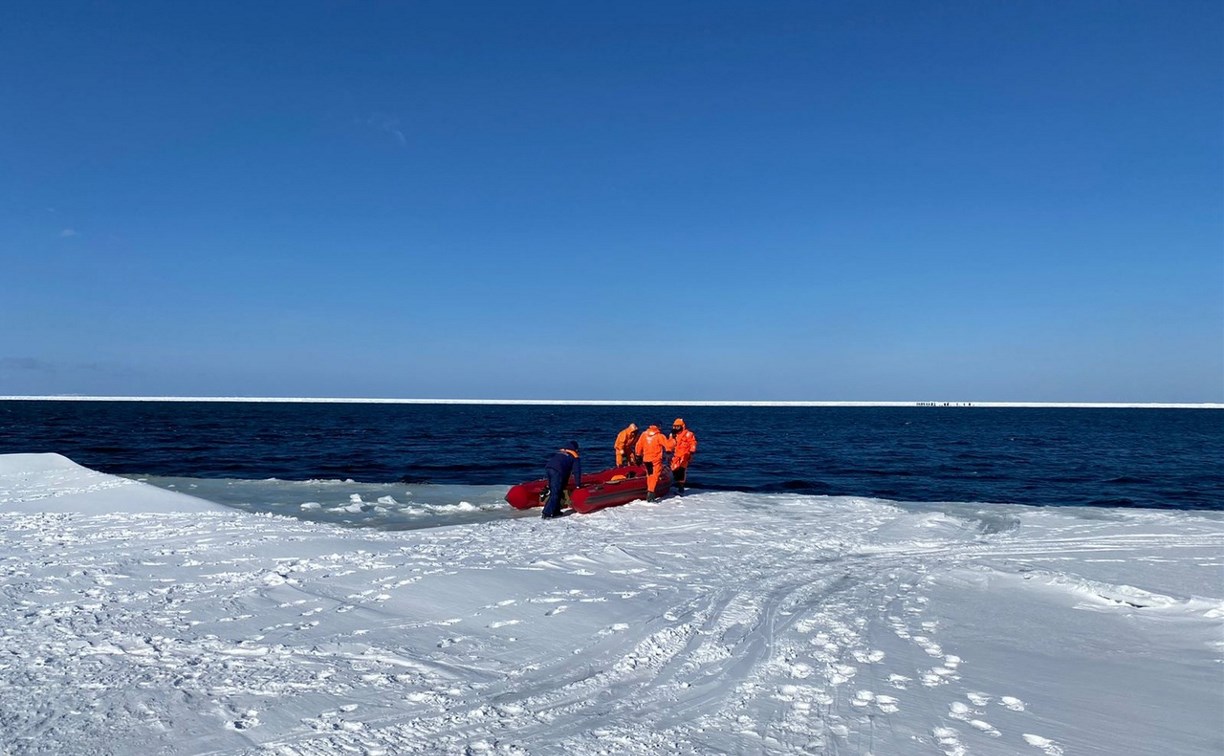 Первую группу сахалинских рыбаков доставили со льдины в безопасное место