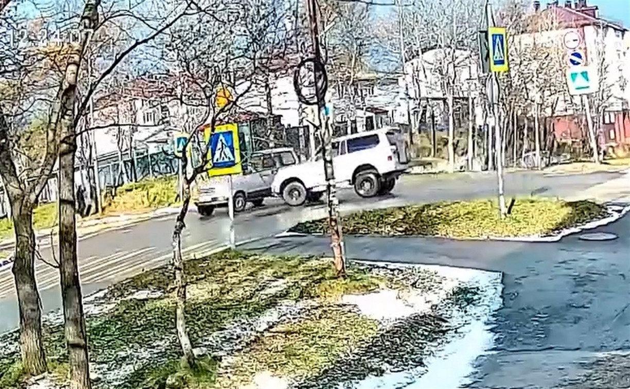 "Проклятое место": на аварийном перекрестке в Охе еще одно ДТП