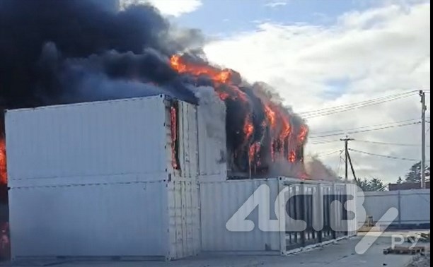 Появились первые кадры с пожара, снятые прямо на строительной площадке в Корсакове