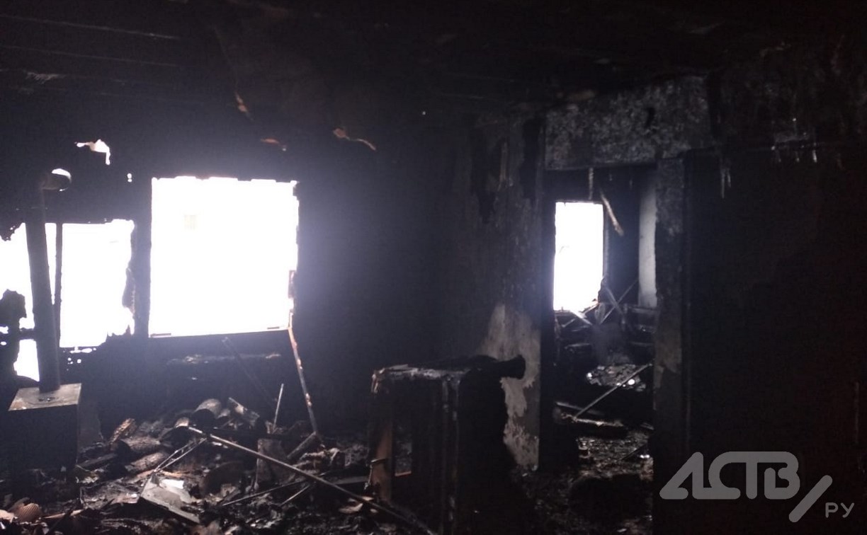 Два брата остались без крова после пожара в Южно-Сахалинске