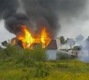 Жилой дом сгорел у автозаправки в Хомутово