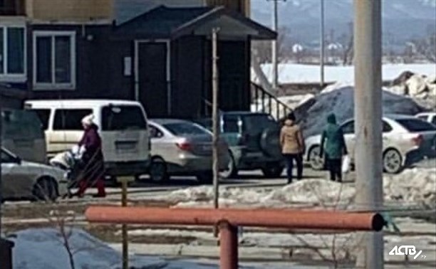 Сахалинцы продолжают гулять с детьми во время пандемии коронавируса