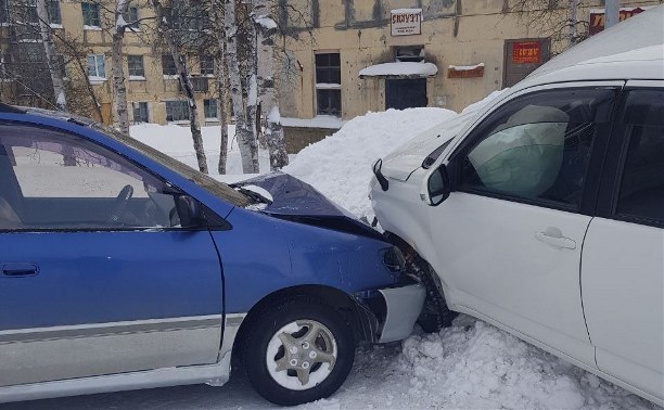 Две иномарки столкнулись в Охе