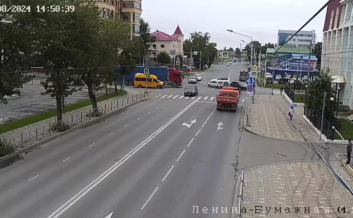 Водитель микроавтобуса устроил тройное ДТП в Южно-Сахалинске и укатил с места аварии Водитель микроавтобуса устроил тройное ДТП в Южно-Сахалинске и укатил с места аварии