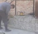 "По шее куском залетело": мэрия проверит рабочих с перфоратором на улице Южно-Сахалинска