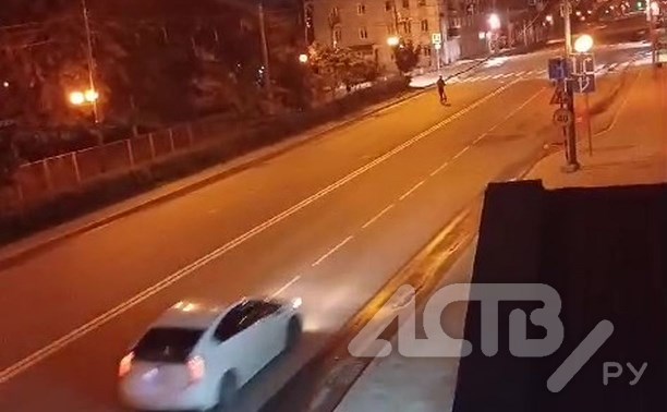 "Машины сигналят, ему все равно": опасную езду парня на электросамокате сняли в Южно-Сахалинске ночью