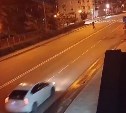 "Машины сигналят, ему все равно": опасную езду парня на электросамокате сняли в Южно-Сахалинске ночью