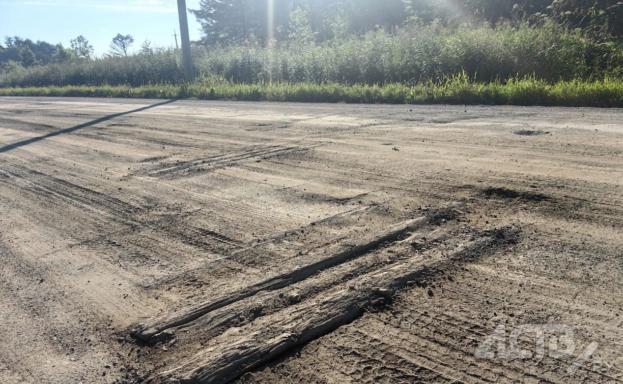 Жители села на Сахалине больше пяти лет ждут обещанного ремонта "дороги из брёвен"