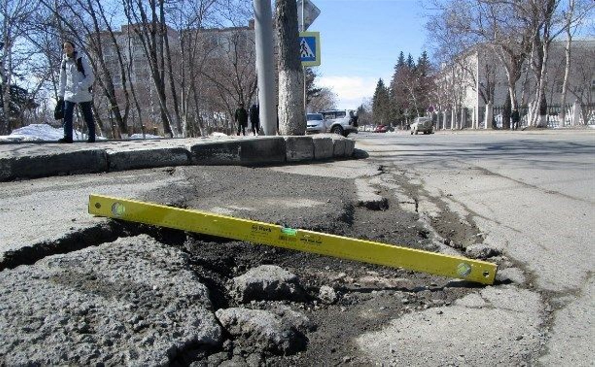Лимаренко поручил отметить на карте каждую яму на дорогах Южно-Сахалинска