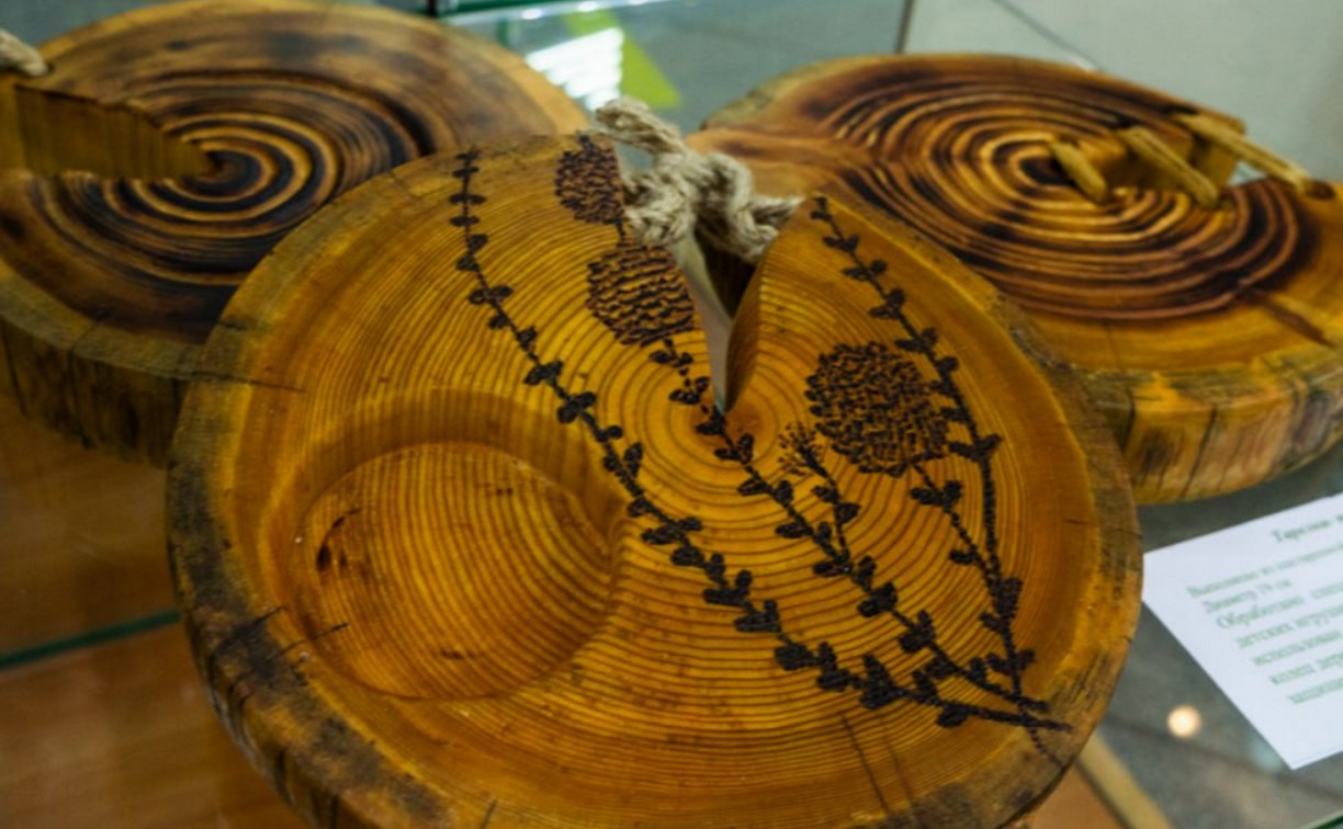 В СахОУНБ открылась выставка, посвященная перерождению старого дерева