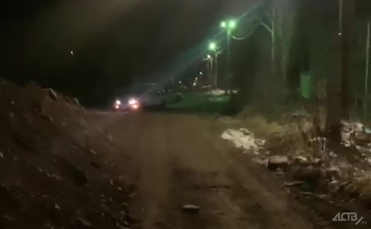 Сахалинец на Toyota Vista в темноте врезался в кучу земли и ищет виноватого