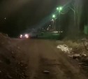 Сахалинец на Toyota Vista в темноте врезался в кучу земли и ищет виноватого