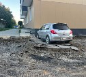 В Южно-Сахалинске вокруг припаркованной машины сняли асфальт — авто оказалось "в ловушке"