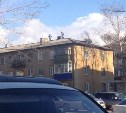 Двоих школьников заметили бегающими по крыше трехэтажки в Южно-Сахалинске 
