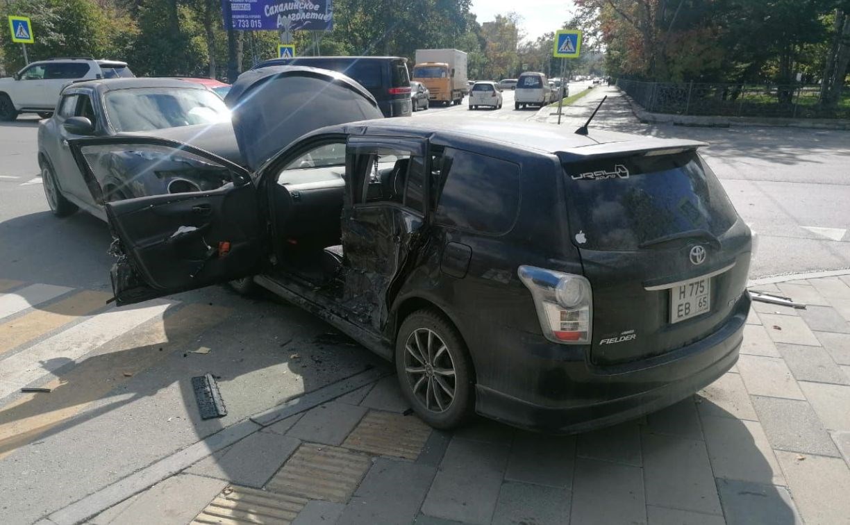 Два автомобиля жёстко столкнулись в Южно-Сахалинске, пострадал человек