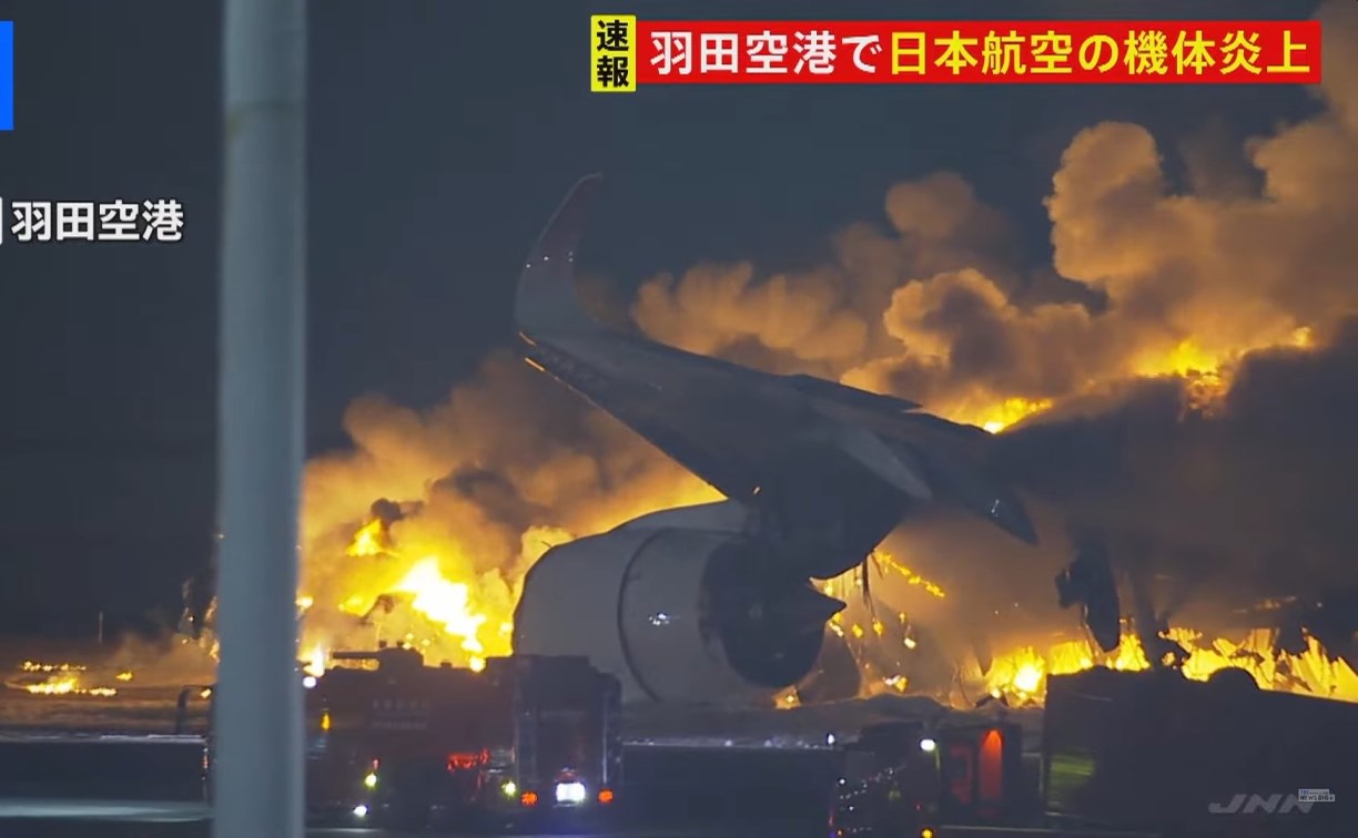 Самолёт вспыхнул как факел при посадке в Токио: люди спасались из горящей машины по надувному трапу
