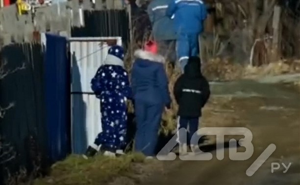 Дед Мороз внимательно следил за тушением пожара в Корсакове 