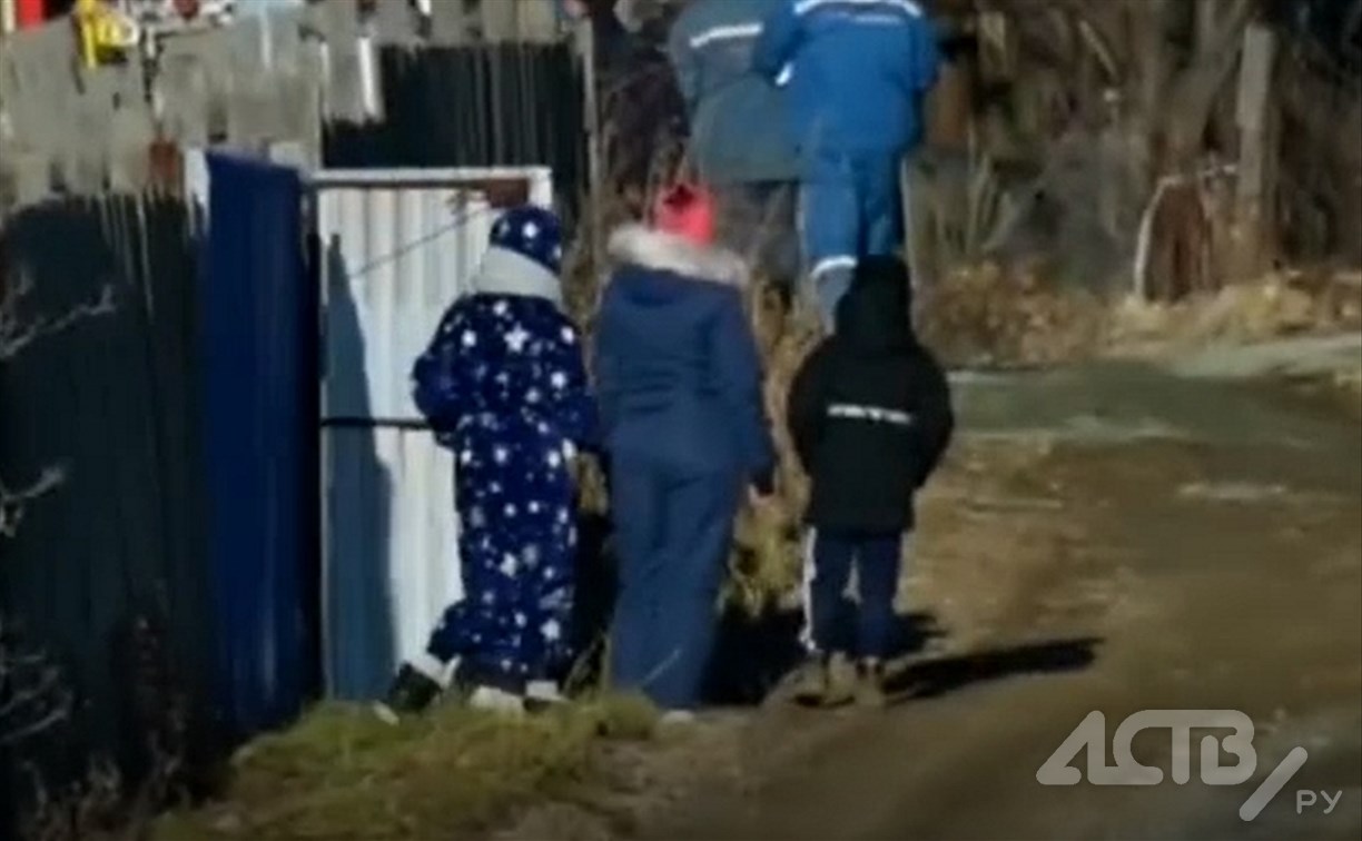 Дед Мороз внимательно следил за тушением пожара в Корсакове 