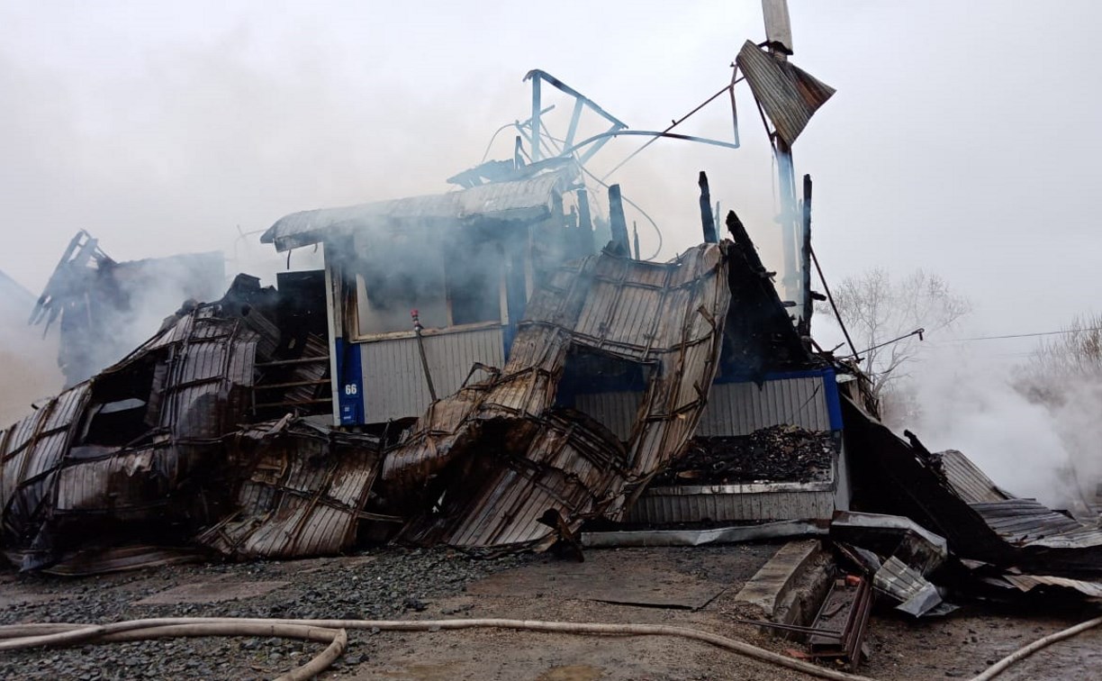 Почти семь часов тушат пожарные частный жилой дом в Южно-Сахалинске