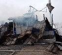 Почти семь часов тушат пожарные частный жилой дом в Южно-Сахалинске