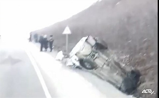 Автомобиль влетел в отбойник в Макаровском районе, 2 человека погибли