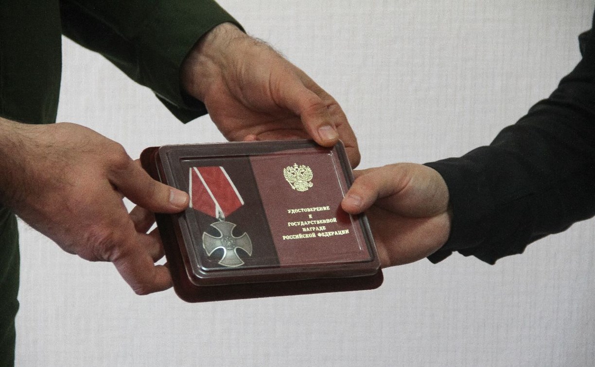 Попавшего под минометный обстрел в зоне СВО сахалинца наградили "Орденом Мужества"