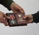 Попавшего под минометный обстрел в зоне СВО сахалинца наградили "Орденом Мужества"
