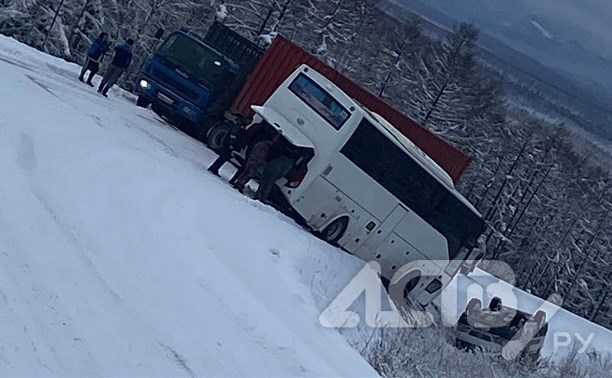 "Нажал на тормоз и юзом пошёл": пассажирский автобус и большегруз столкнулись на Сахалине