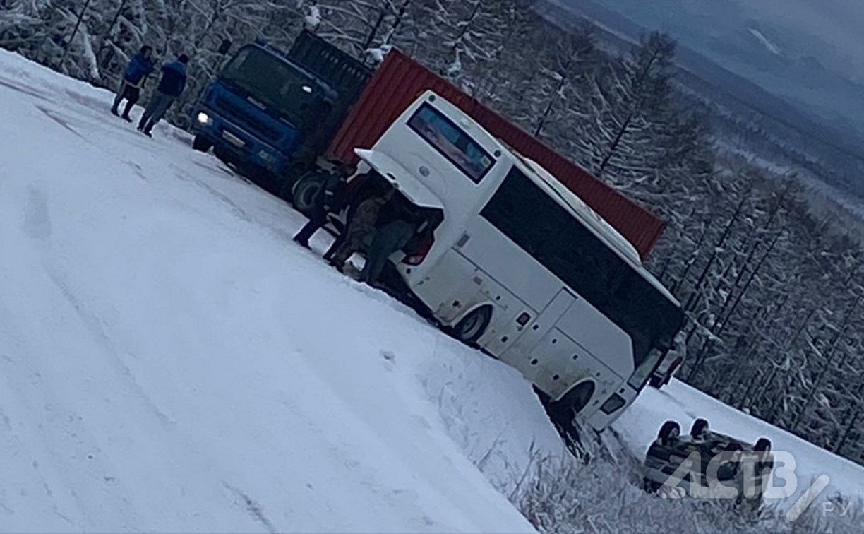 "Нажал на тормоз и юзом пошёл": пассажирский автобус и большегруз столкнулись на Сахалине