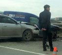 На виадуке в Южно-Сахалинске пострадала машина «Почты России»