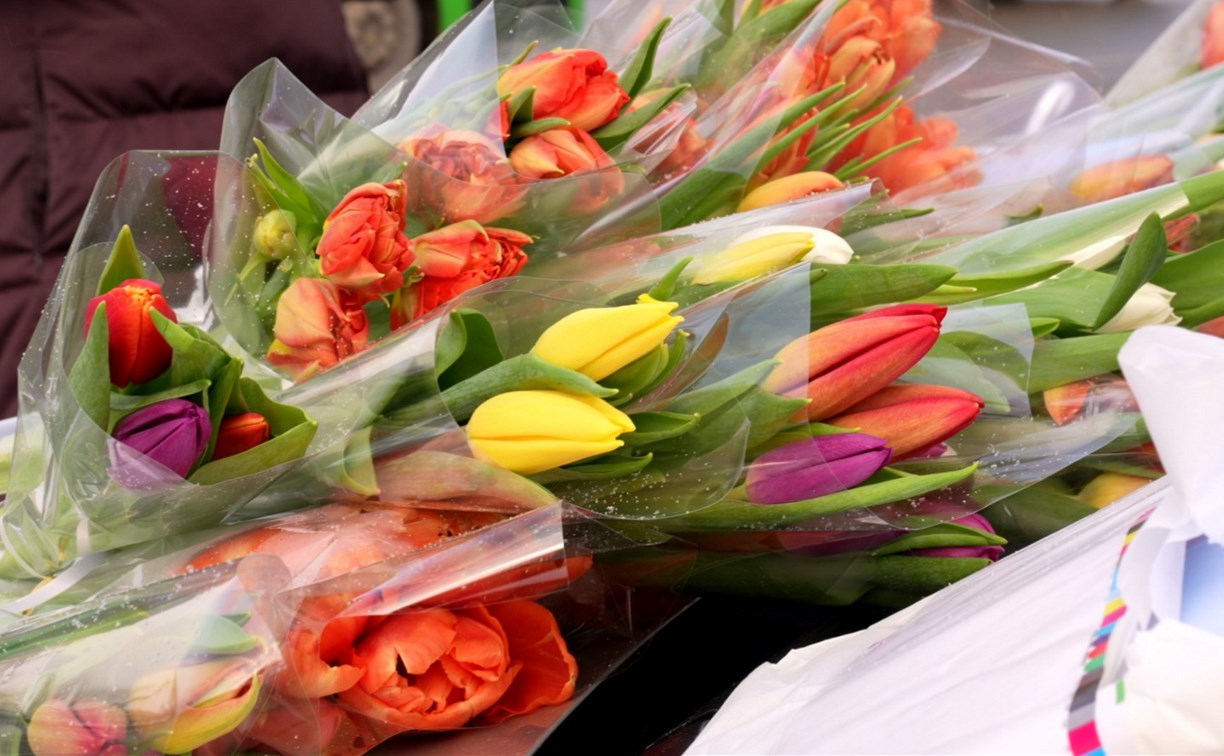 Цветочки и хорошее настроение: инспекторы ДПС поздравили сахалинок с наступающим 8 Марта 