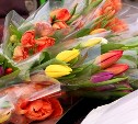 Цветочки и хорошее настроение: инспекторы ДПС поздравили сахалинок с наступающим 8 Марта 