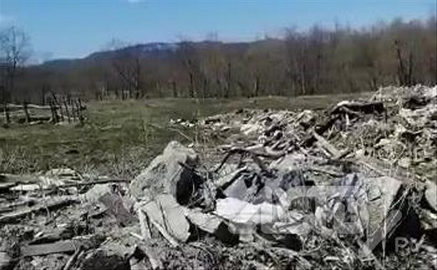 Свалку строительного мусора обнаружил сахалинец у реки в Советском