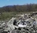 Свалку строительного мусора обнаружил сахалинец у реки в Советском