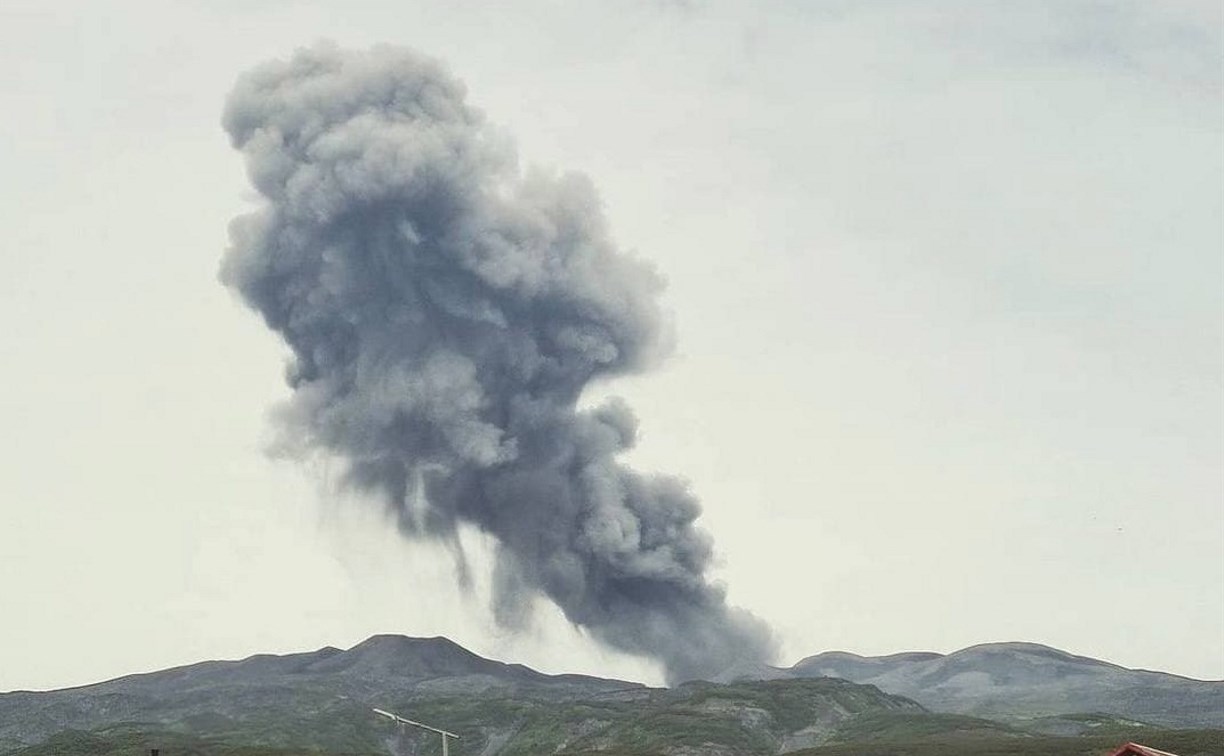 "Очки с маской не помогут": пепел вулкана Эбеко движется на Северо-Курильск