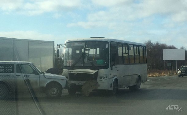 Рейсовый автобус и "Нива" охранного предприятия столкнулись на окраине Южно-Сахалинска