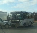Рейсовый автобус и "Нива" охранного предприятия столкнулись на окраине Южно-Сахалинска