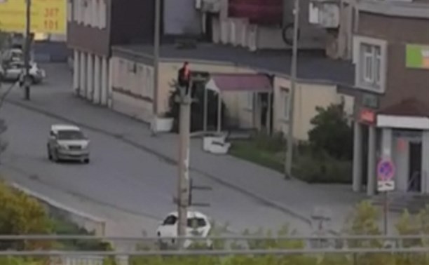 Жителей Холмска удивил подросток, который зачем-то сел на электрический столб