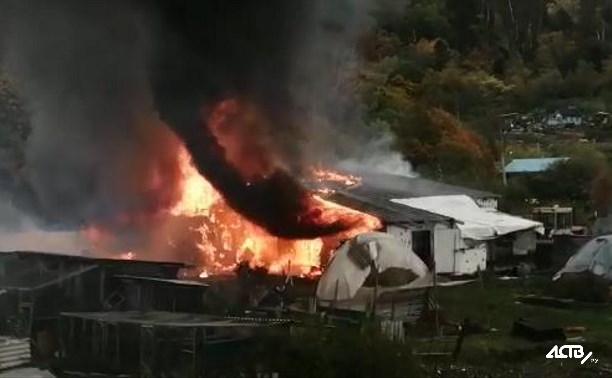 Дом и хозпостройка сгорели в Яблочном