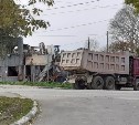 Экскаватор сносил дом в Новоалександровске и опрокинулся
