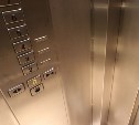 Наверх пешком и с детьми на руках: в восьмиэтажке в Корсакове четыре дня не работает лифт