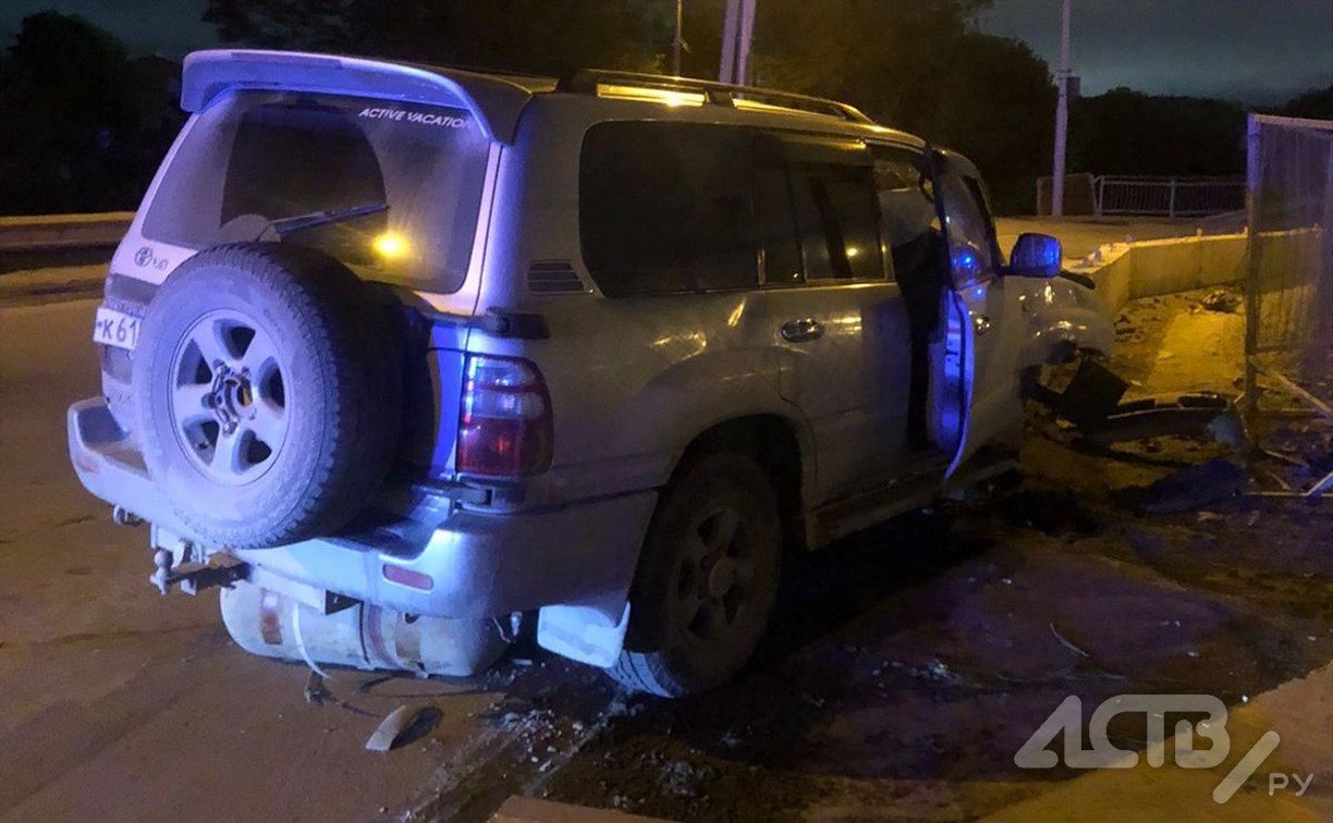 После погони в центре Южно-Сахалинска парень бросил в автомобиле раненого друга и сбежал