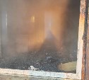 Появились фото уничтоженного огнём дома многодетной семьи в Долинске