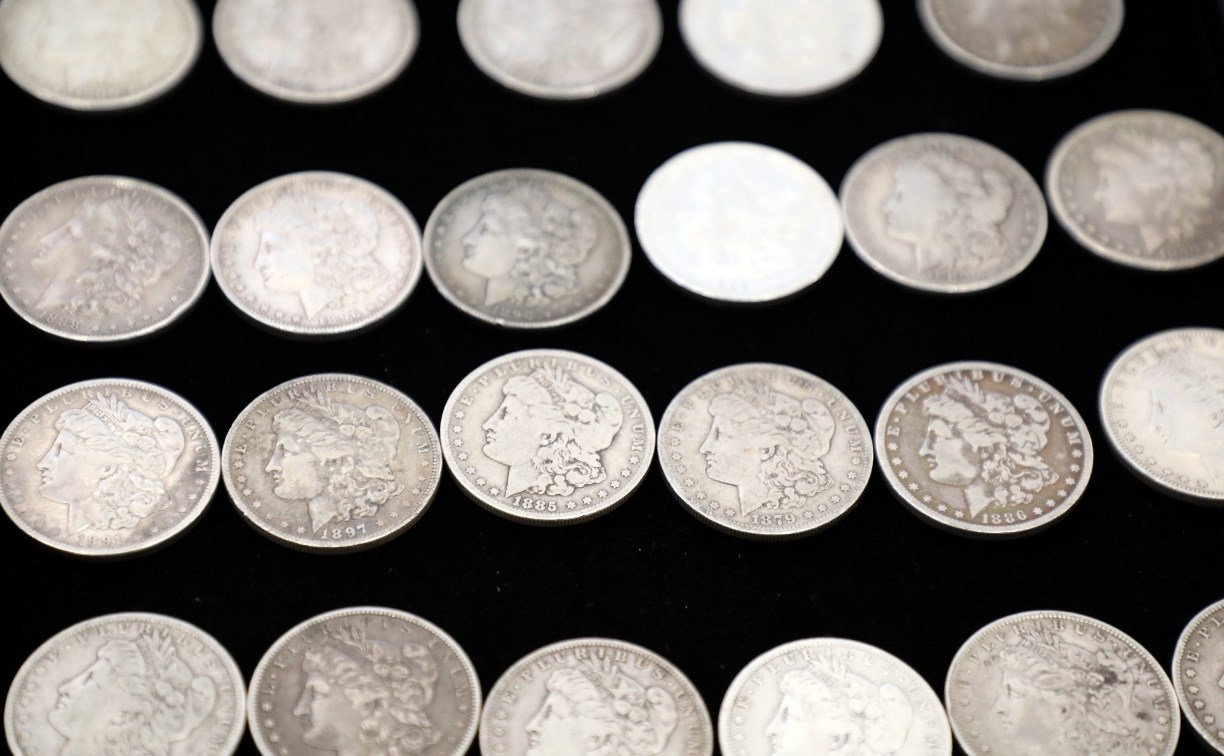 Сахалинская таможня изъяла старинные монеты у гражданина США и передала их в музей 