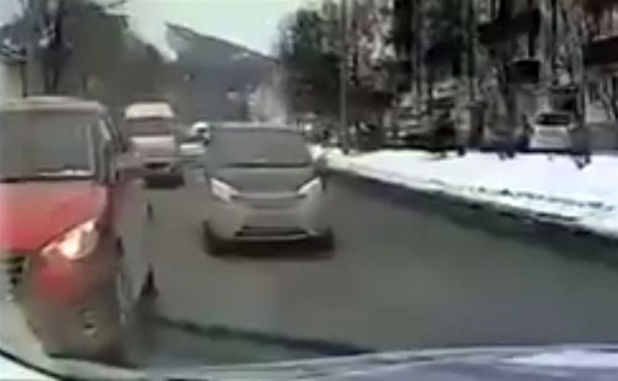На выезде из южно-сахалинского ТЦ автомобилист протаранил другого и дал по газам