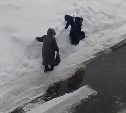 Видео: школьник помогал бабушке преодолевать снежные барханы во дворе дома на Сахалине
