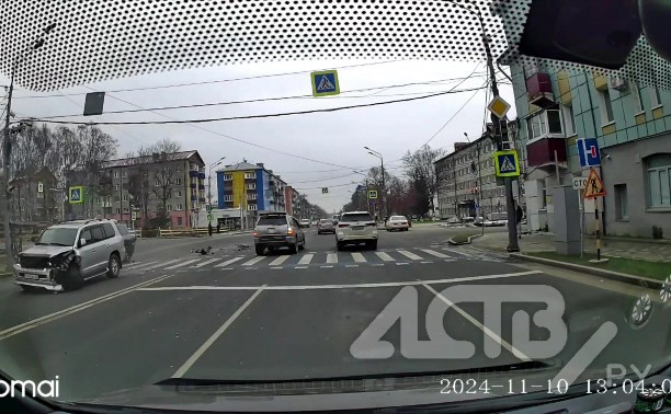Момент жёсткого столкновения двух автомобилей в Южно-Сахалинске попал на видео