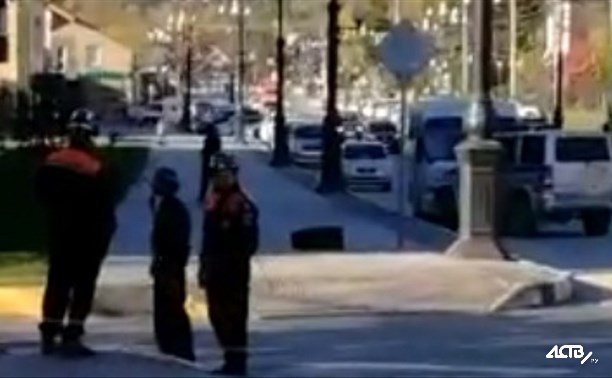 На улице Горького в Южно-Сахалинске нашли подозрительный чемодан