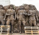 Бронзовый страж истории занял свое место в строящемся сквере "Щит и меч"